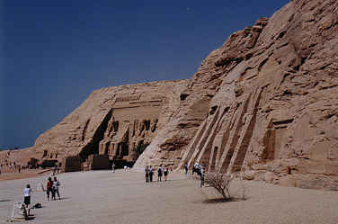 Ab Simbel von außen