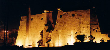 Luxor bei Nacht