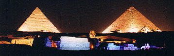 Pyramiden von Gyzeh und Sphinx bei Nacht